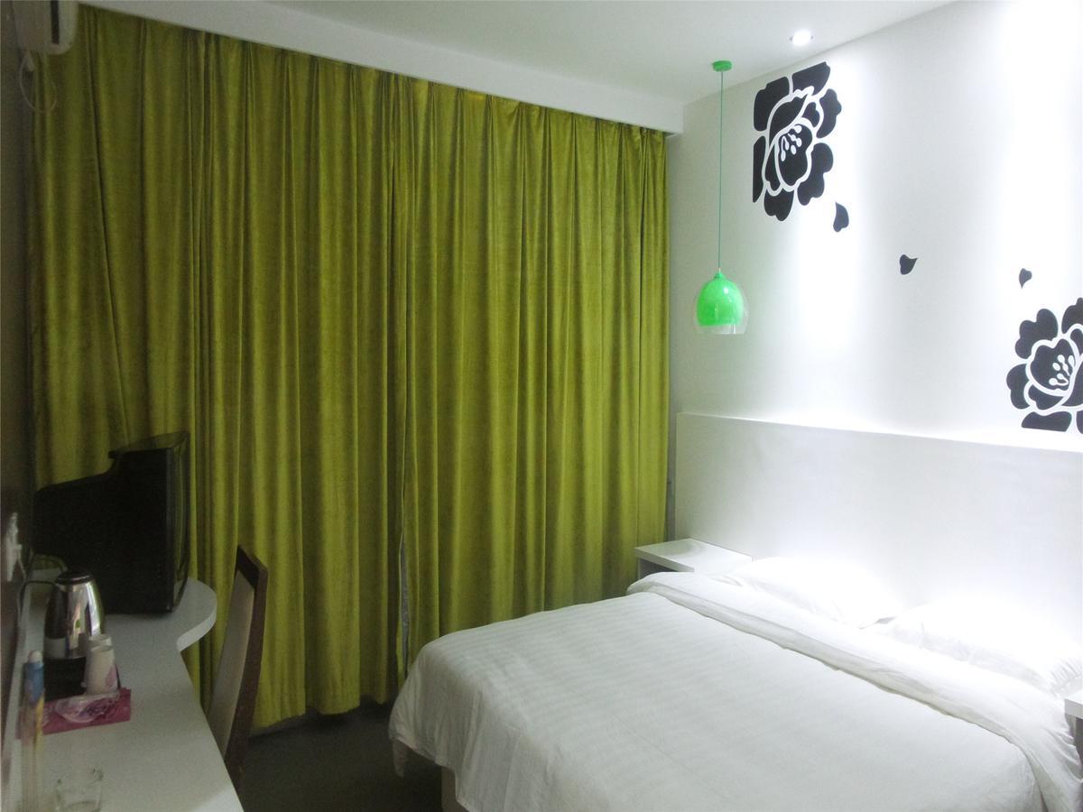 V8 Hotel Xilang Subway Branch Гуанджоу Екстериор снимка