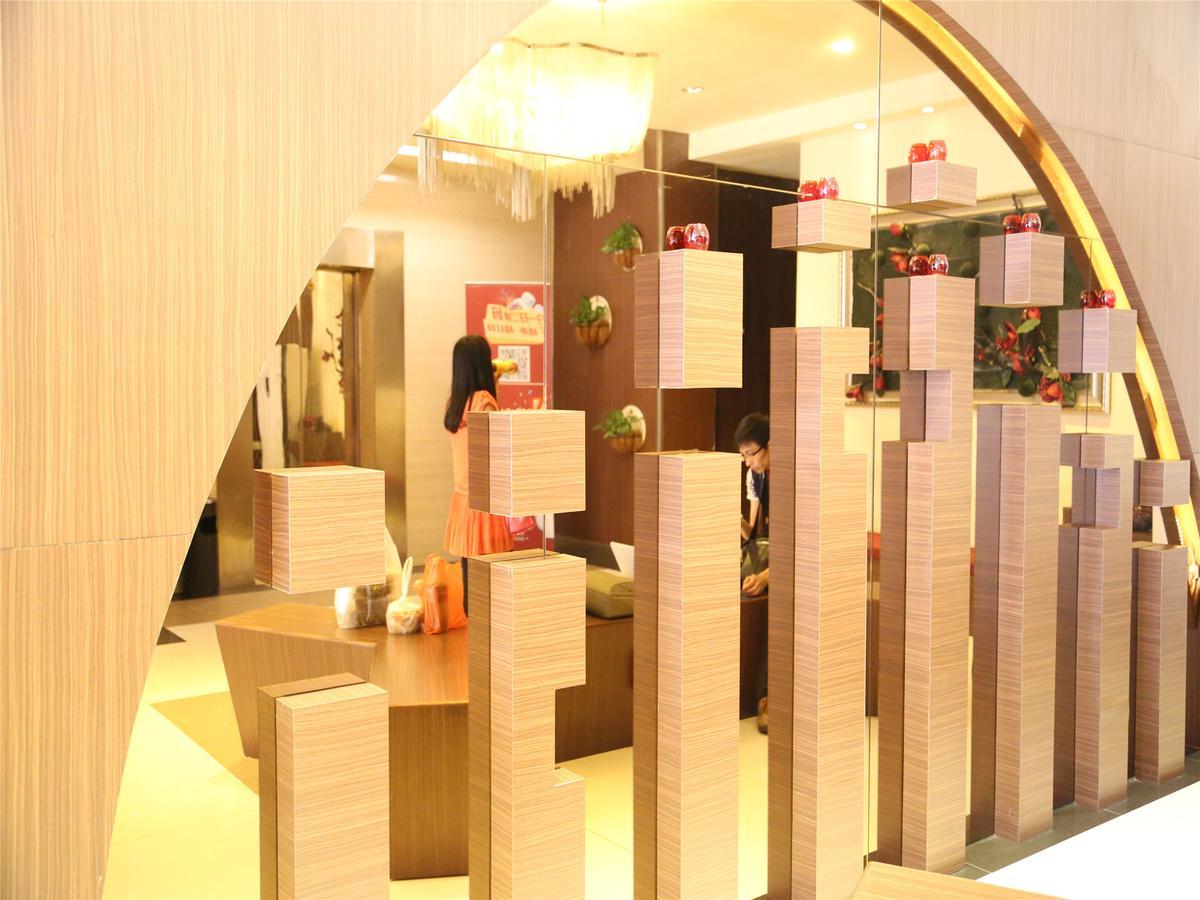 V8 Hotel Xilang Subway Branch Гуанджоу Екстериор снимка